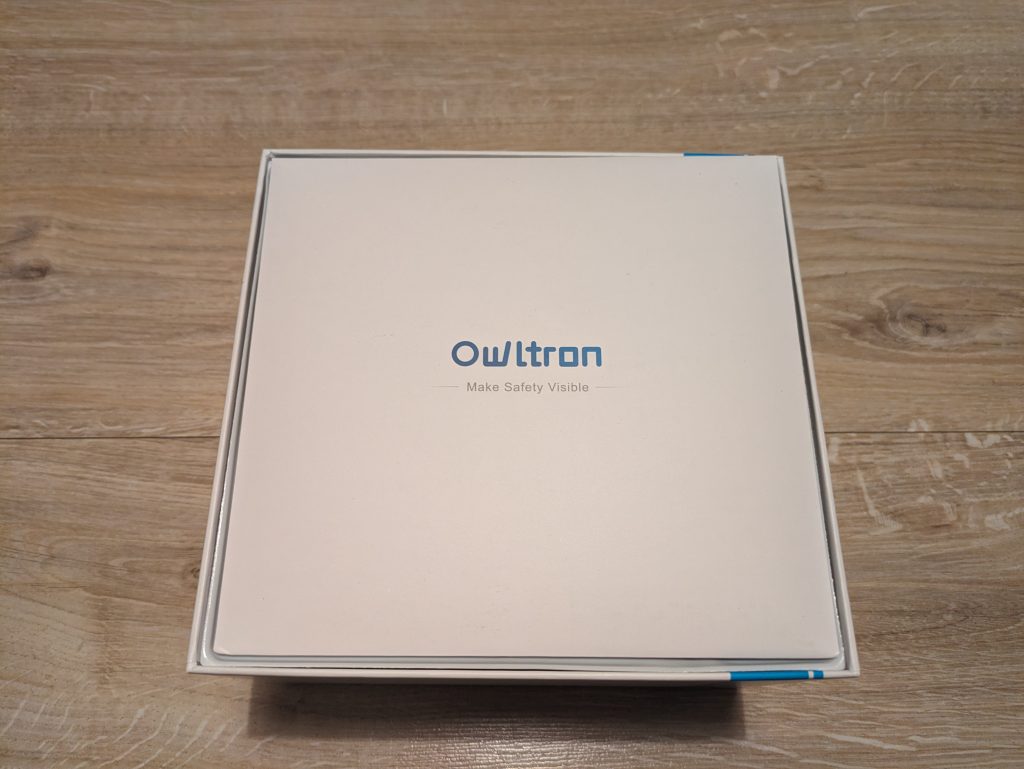 Verpackung der Owltron O1 Überwachungskamera geöffnet erste Ansicht