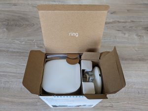 Verpackung der Ring Spotlight Cam Pro Überwachungskamera geöffnet mit Halterung