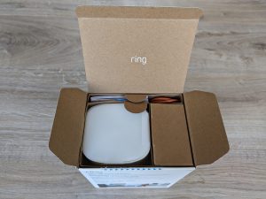 Verpackung der Ring Spotlight Cam Pro Überwachungskamera geöffnet ohne Halterung