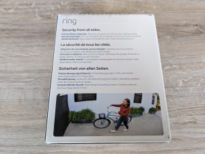 Verpackung der Ring Spotlight Cam Pro Überwachungskamera von hinten