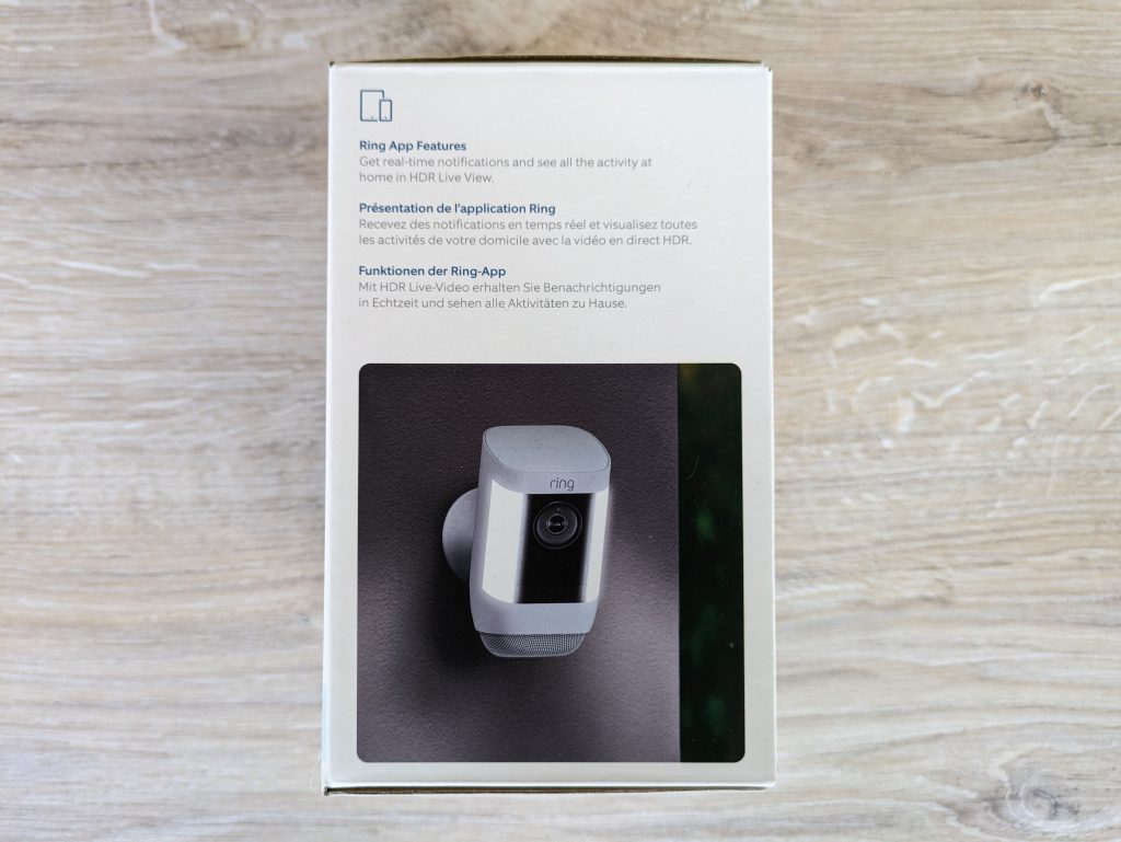 Verpackung der Ring Spotlight Cam Pro Überwachungskamera von links