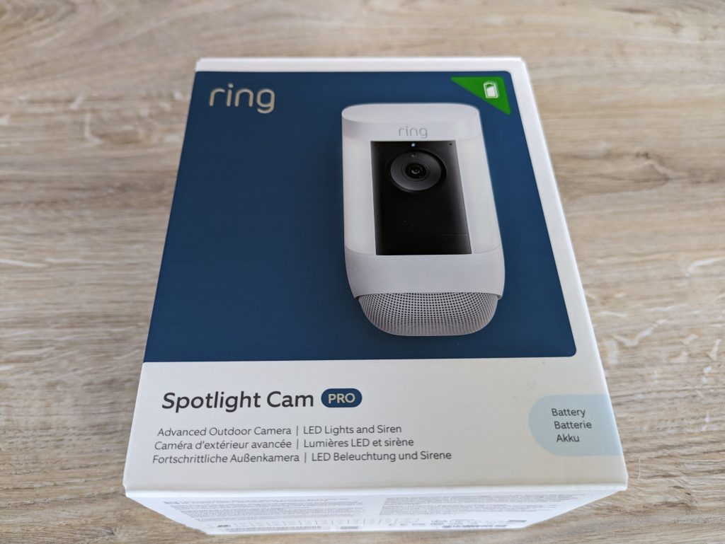 Verpackung der Ring Spotlight Cam Pro Überwachungskamera von vorne