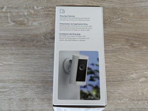 Verpackung der Ring Stick Up Cam Pro Überwachungskamera von links