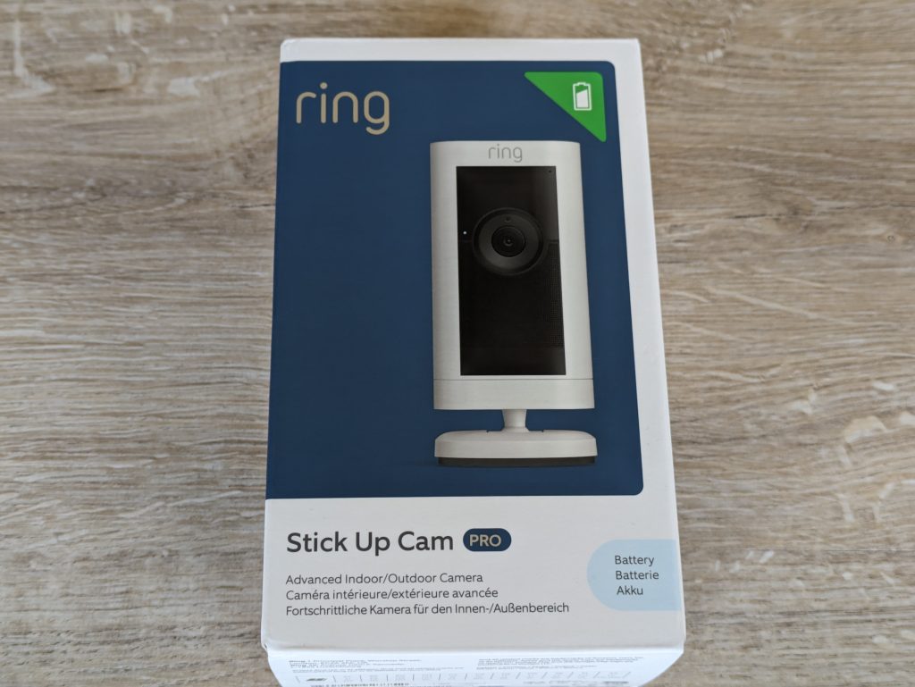Verpackung der Ring Stick Up Cam Pro Überwachungskamera von vorne