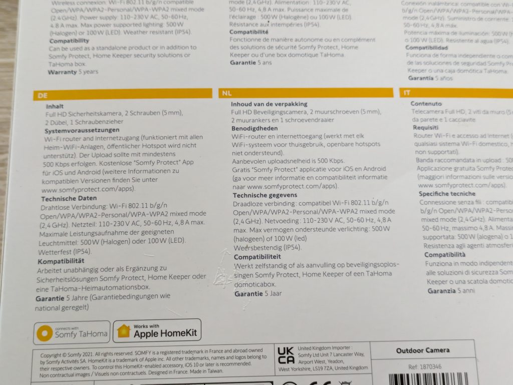 Verpackung der Somfy 2401563 Überwachungskamera von hinten in der Nahansicht