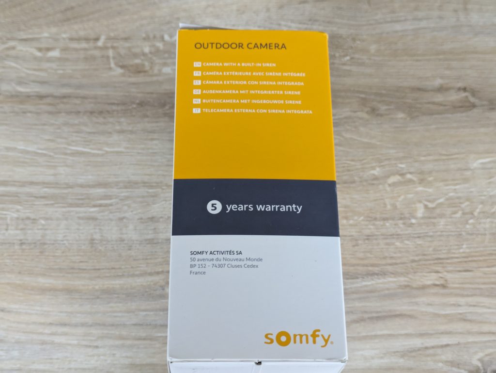 Verpackung der Somfy 2401563 Überwachungskamera von rechts