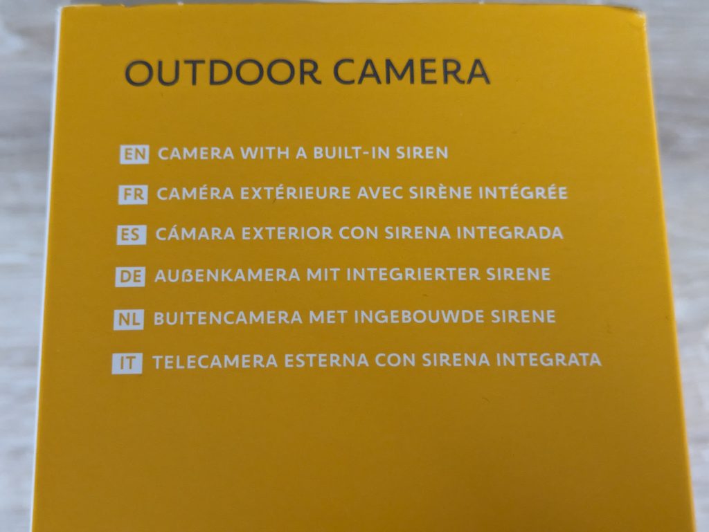 Verpackung der Somfy 2401563 Überwachungskamera von rechts in der Nahansicht