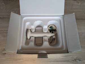 Verpackung des Solarmoduls der Reolink Argus PT Ultra Überwachungskamera geöffnet dritte Ansicht