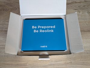 Verpackung des Solarmoduls der Reolink Argus PT Ultra Überwachungskamera geöffnet mit erste Ansicht