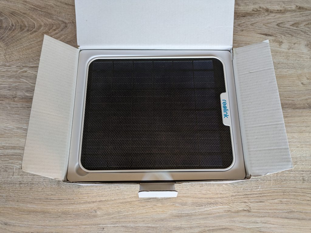 Verpackung des Solarmoduls der Reolink Argus PT Ultra Überwachungskamera geöffnet zweite Ansicht