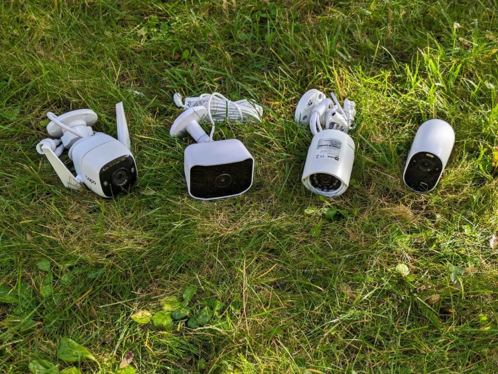 Vier Outdoor-Überwachungskameras