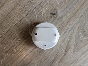 Zweite Halterung der Reolink Argus PT Ultra Überwachungskamera von hinten