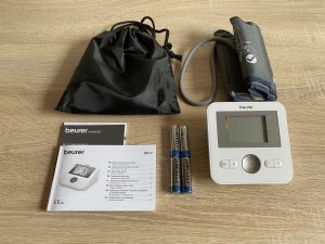 Beurer BM 27 Oberarm-Blutdruckmessgerät asugepackt