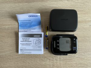 OMRON RS7 Intelli IT Handgelenk-Blutdruckmessgerät ausgepackt