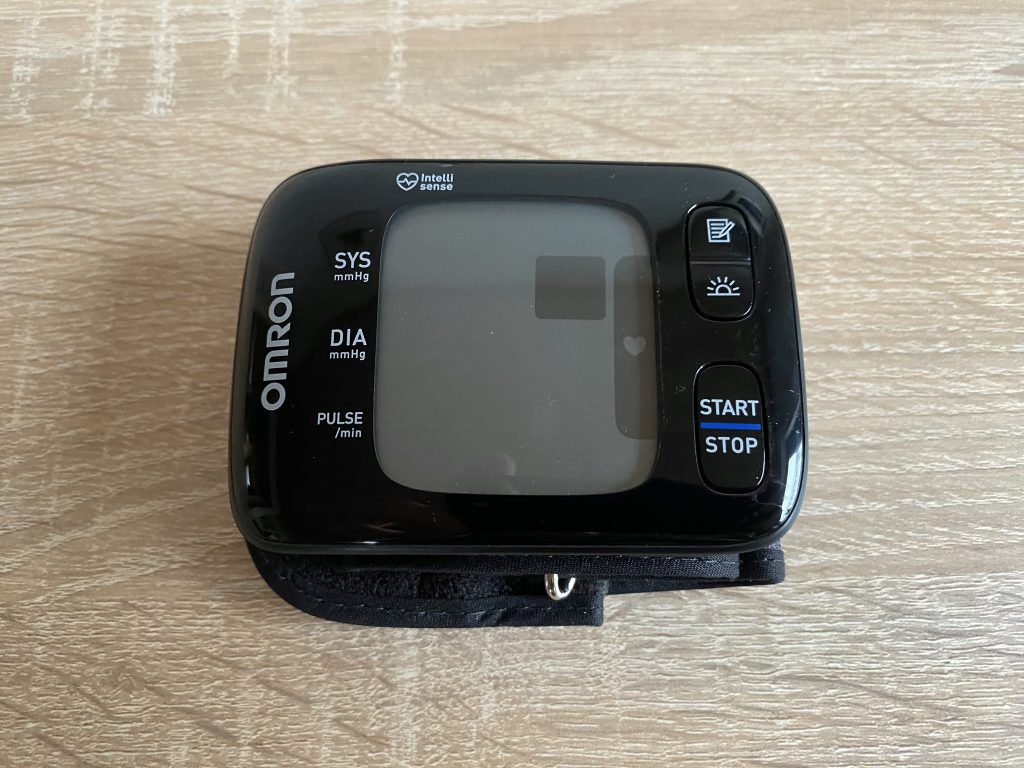 OMRON RS7 Intelli IT Handgelenk-Blutdruckmessgerät Vorderseite