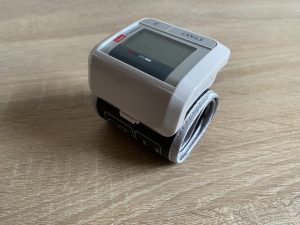 Boso medistar+ Handgelenk Blutdruckmessgerät schräge Ansicht