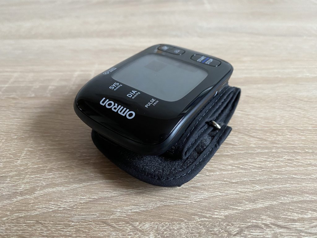 OMRON RS7 Intelli IT Handgelenk-Blutdruckmessgerät schräge Ansicht