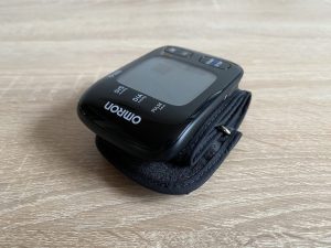 OMRON RS7 Intelli IT Handgelenk-Blutdruckmessgerät schräge Ansicht