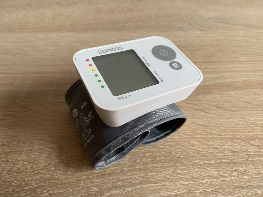 Sanitas SBC 22 Handgelenk-Blutdruckmessgerät schräge Ansicht
