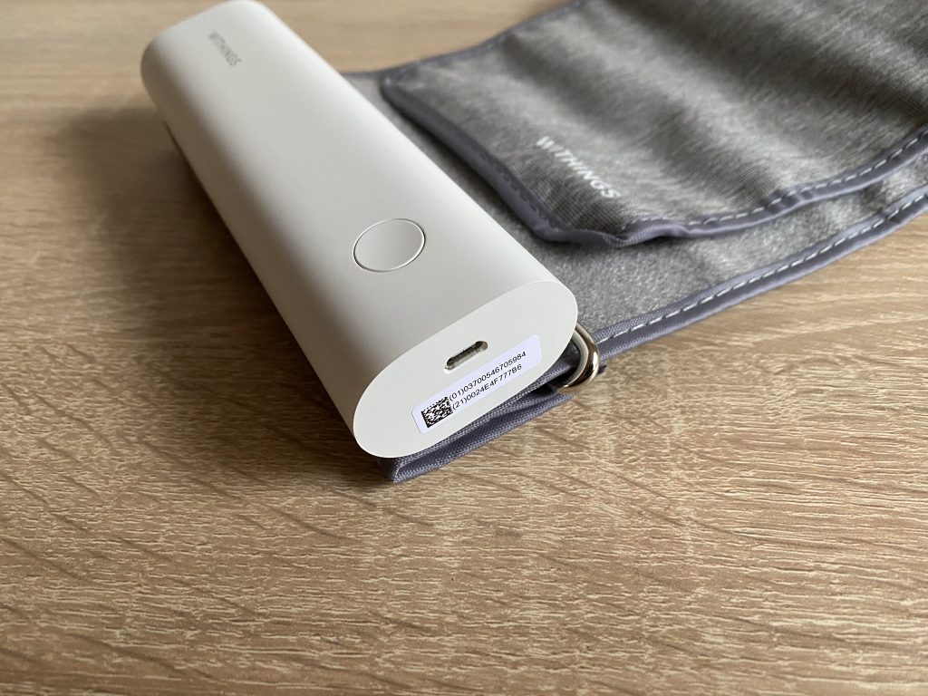 Withings BPM Connect Oberarm-Blutdruckmessgerät Seite mit USB-Anschluss