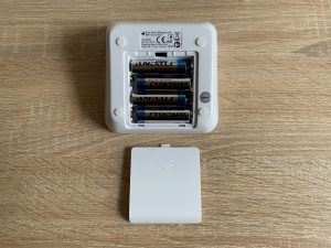 Beurer BM 27 Oberarm-Blutdruckmessgerät eingelegte Batterien