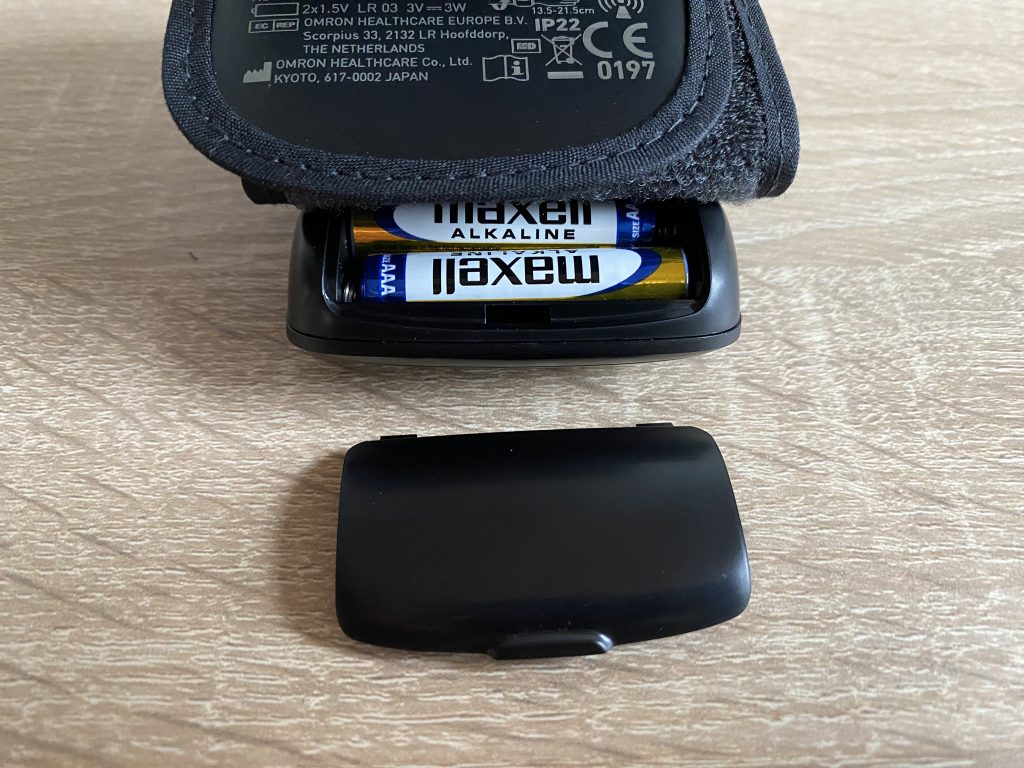 OMRON RS7 Intelli IT Handgelenk-Blutdruckmessgerät eingelegte Batterien