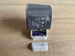 Sanitas SBC 22 Handgelenk-Blutdruckmessgerät einlegen Batterien