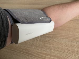 Withings BPM Connect Oberarm-Blutdruckmessgerät am Arm