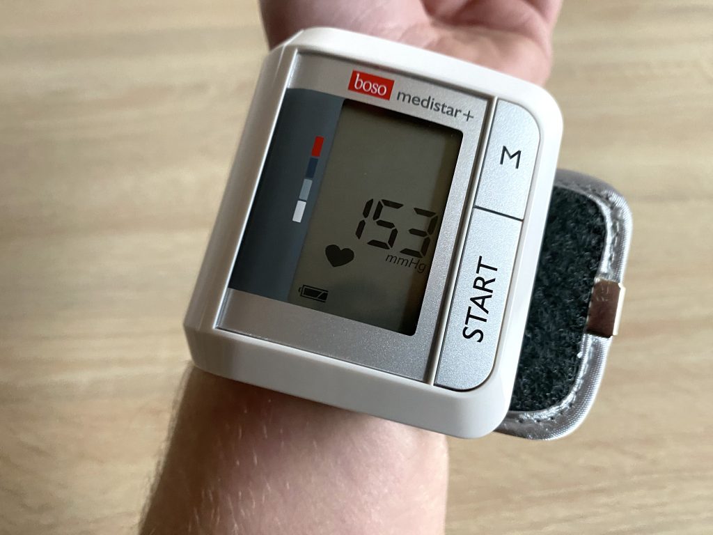 Boso medistar+ Handgelenk Blutdruckmessgerät bei der Blutdruckmessung