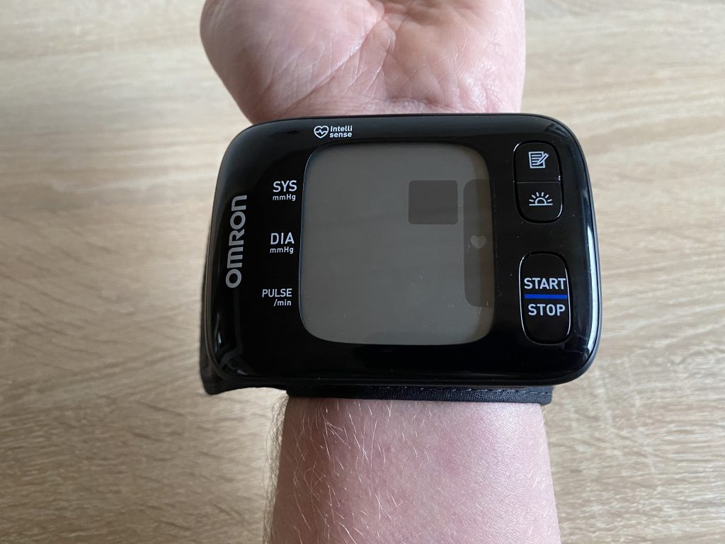 OMRON RS7 Intelli IT Handgelenk-Blutdruckmessgerät am Handgelenk