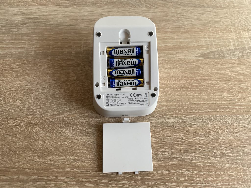 Omron M3 Comfort Oberarm-Blutdruckmessgerät eingelegte Batterien