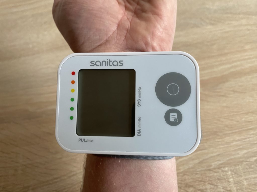 Sanitas SBC 22 Handgelenk-Blutdruckmessgerät am Handgelenk