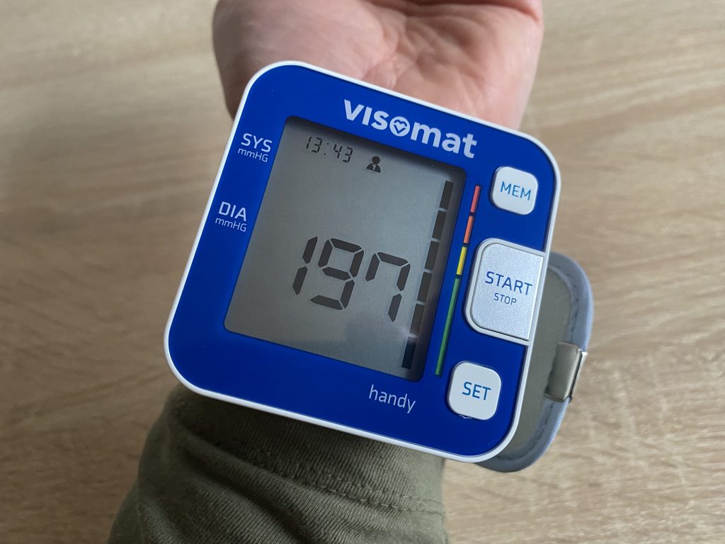 Visomat handy Handgelenk-Blutdruckmessgerät bei der Blutdruckmessung