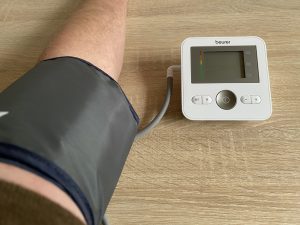 Beurer BM 27 Oberarm-Blutdruckmessgerät mit Manschette am Arm