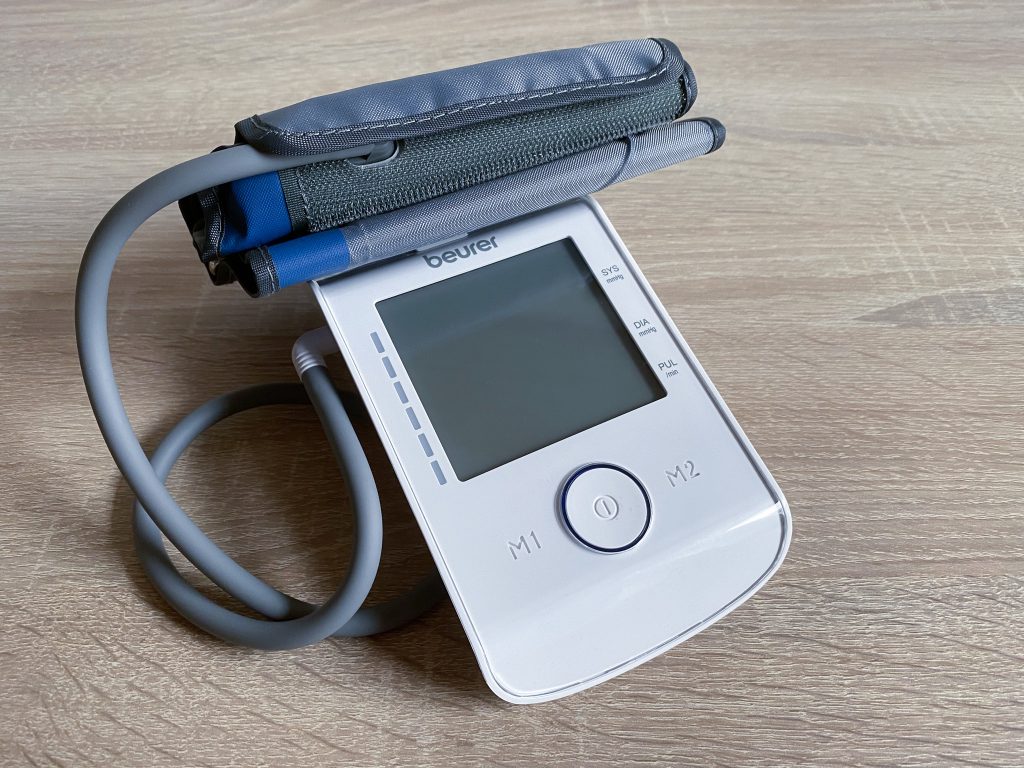 Beurer BM 85 Oberarm-Blutdruckmessgerät mit Manschette in der Halterung