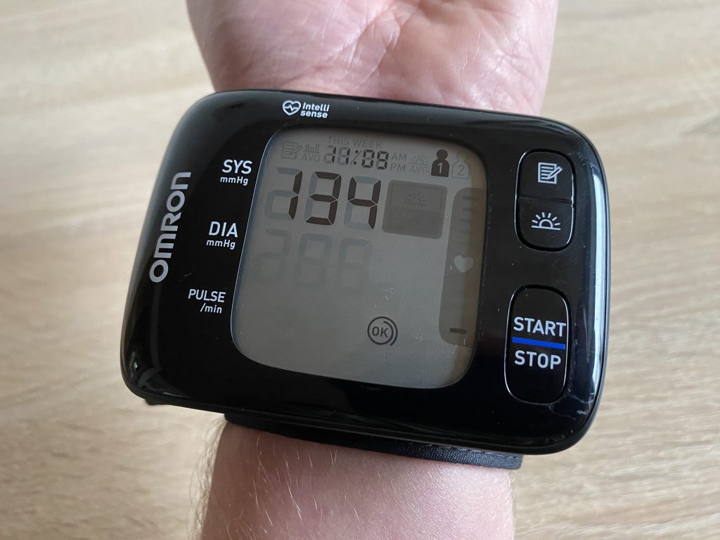 OMRON RS7 Intelli IT Handgelenk-Blutdruckmessgerät bei der Blutdruckmessung