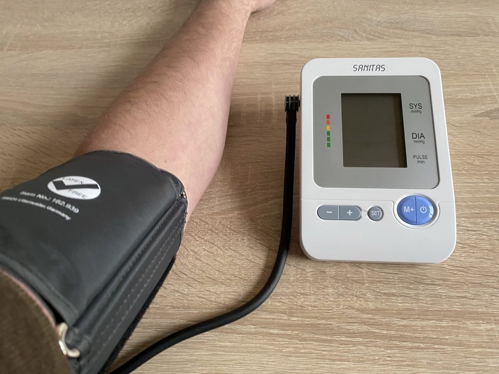 Sanitas SBM 21 Oberarm-Blutdruckmessgerät mit Manschette am Arm