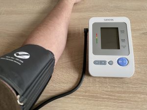 Sanitas SBM 21 Oberarm-Blutdruckmessgerät mit Manschette am Arm