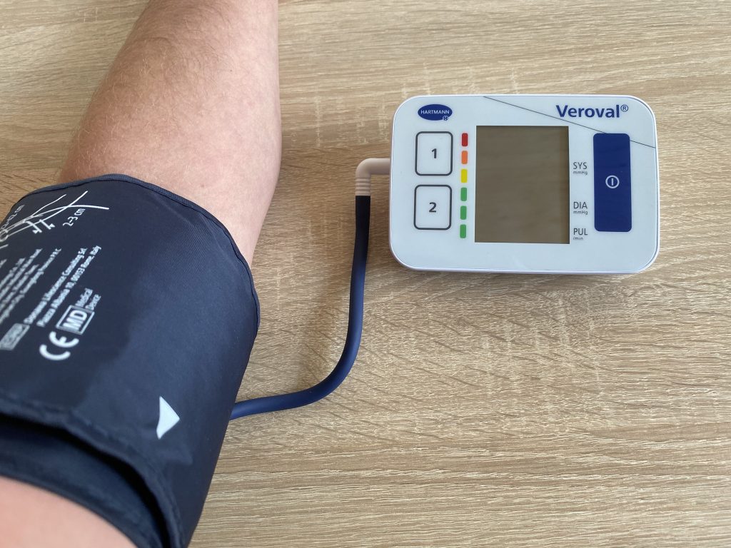 Veroval Compact Oberarm-Blutdruckmessgerät mit Manschette am Arm