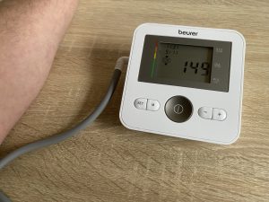 Beurer BM 27 Oberarm-Blutdruckmessgerät beim Blutdruck messen