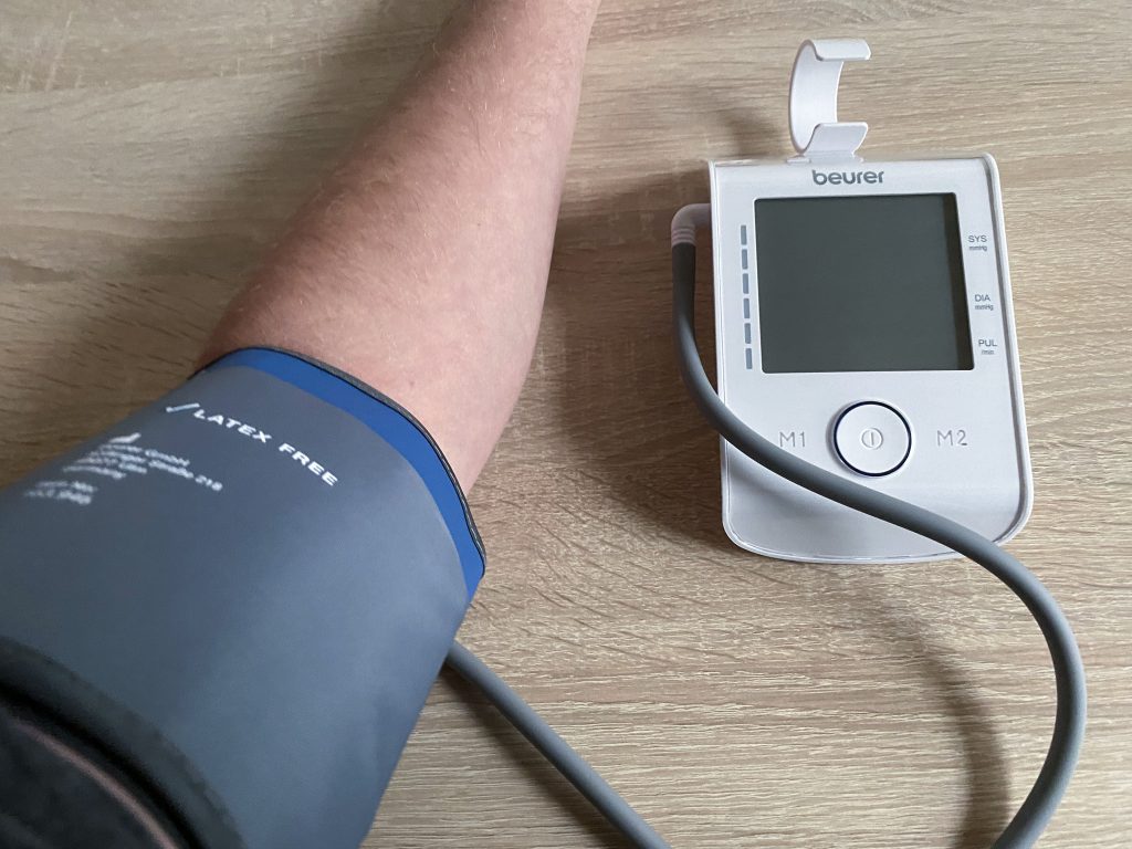 Beurer BM 85 Oberarm-Blutdruckmessgerät mit Manschette am Arm