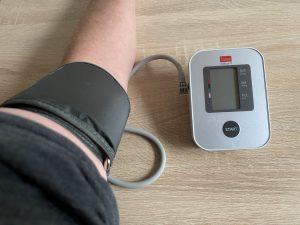 Boso medicus X Oberarm-Blutdruckmessgerät mit Manschette am Arm