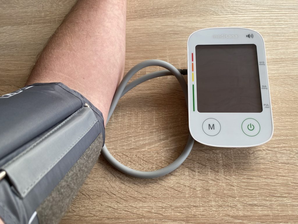 Medisana BU 535 voice Oberarm-Blutdruckmessgerät mit Manschette am Arm