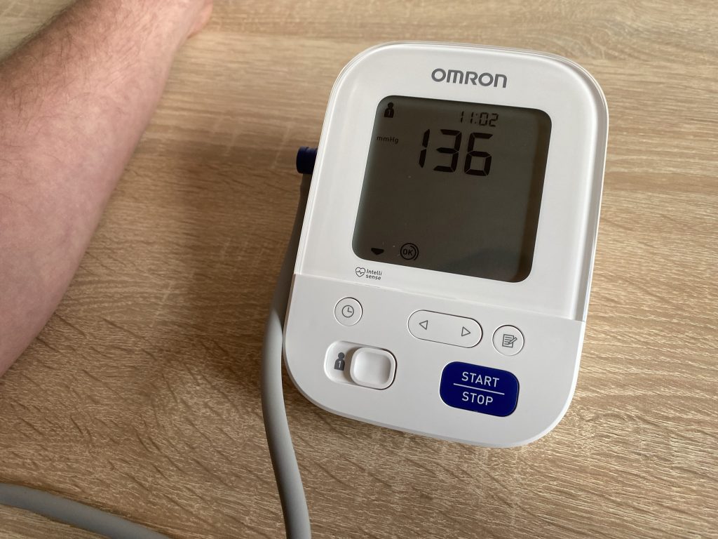 Omron M3 Comfort Oberarm-Blutdruckmessgerät beim Blutdruck messen