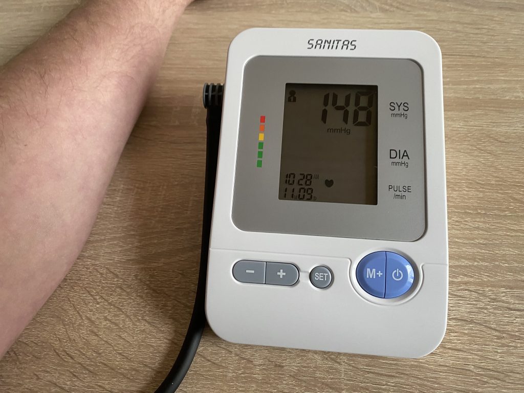 Sanitas SBM 21 Oberarm-Blutdruckmessgerät bei der Blutdruckmessung