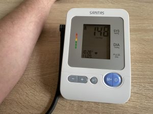Sanitas SBM 21 Oberarm-Blutdruckmessgerät bei der Blutdruckmessung