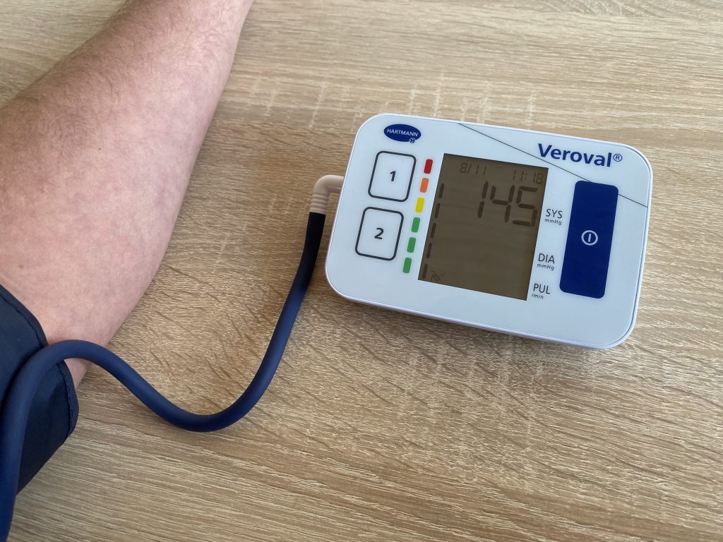 Veroval Compact Oberarm-Blutdruckmessgerät beim Messvorgang