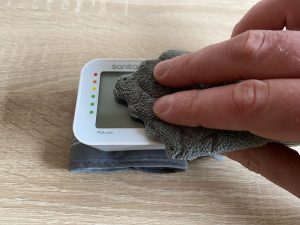 Sanitas SBC 22 Handgelenk-Blutdruckmessgerät Reinigung