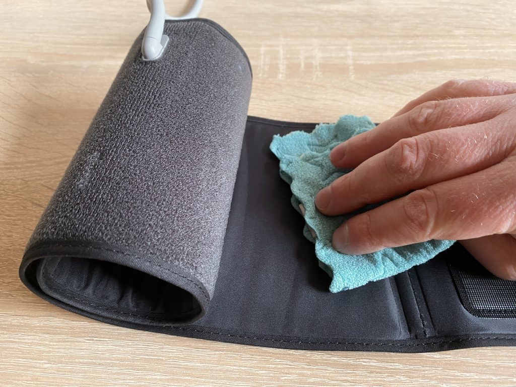 Omron M3 Comfort Oberarm-Blutdruckmessgerät Reinigung Manschette