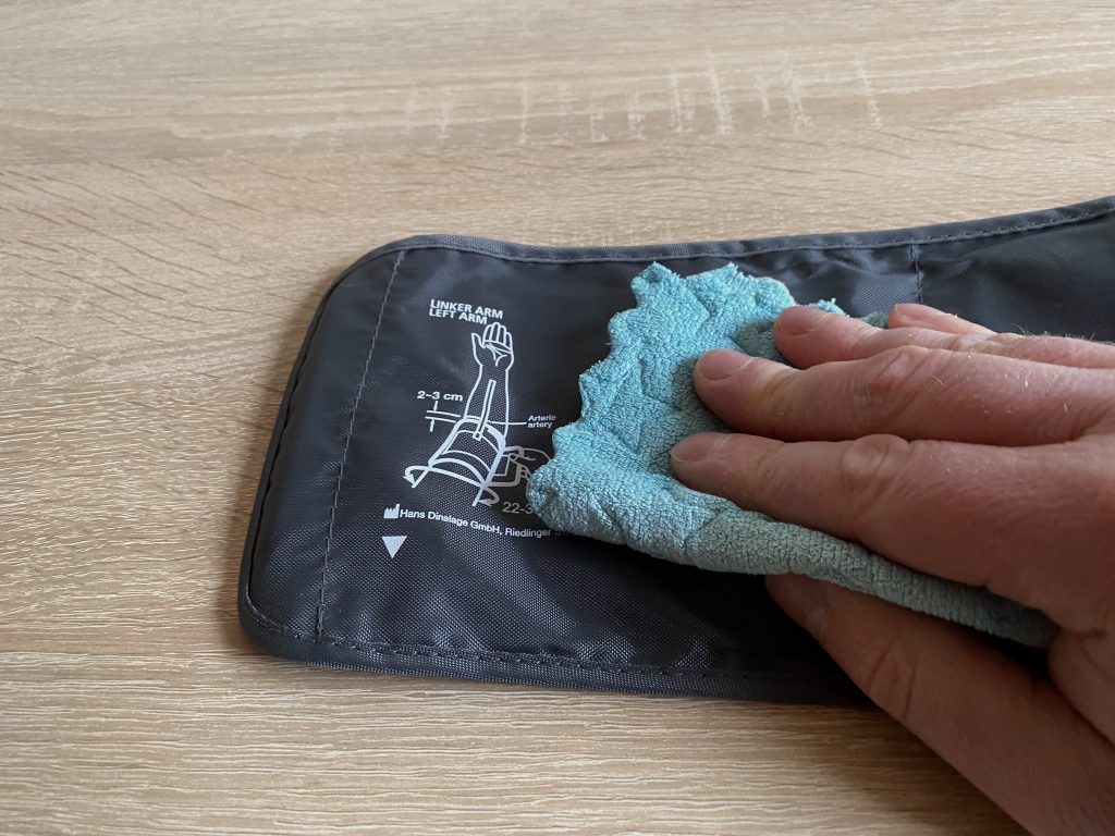 Sanitas SBM 21 Oberarm-Blutdruckmessgerät Reinigung Manschette